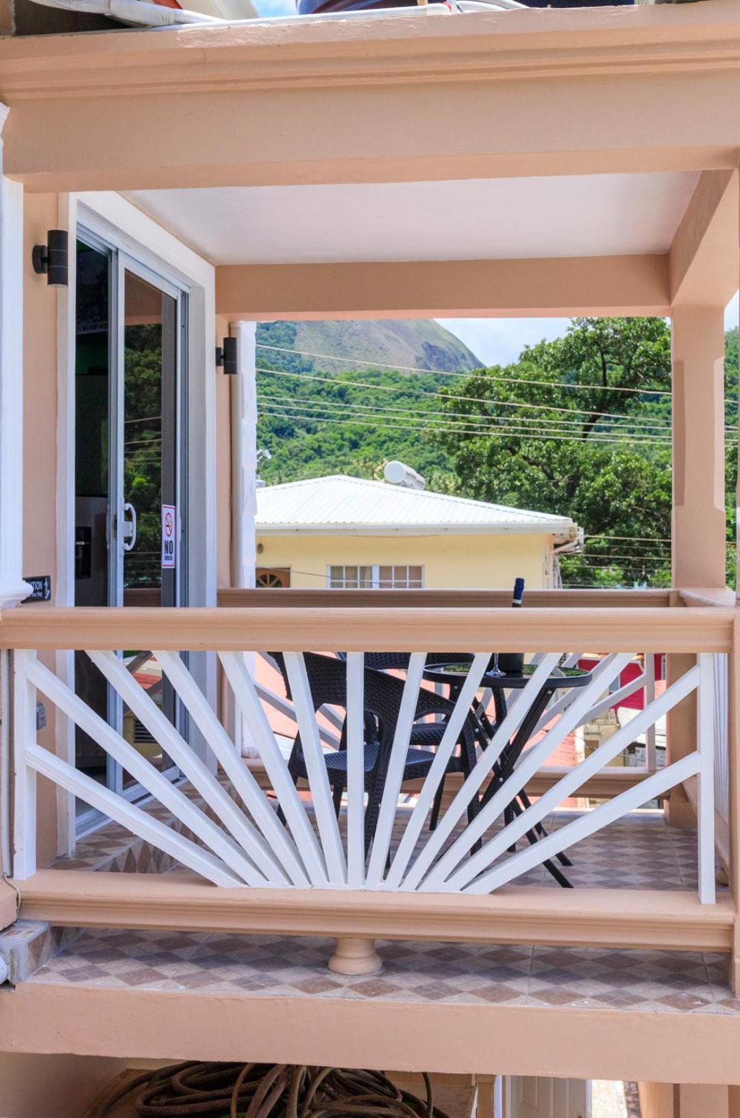 Maggie'S Inn Soufrière Exteriör bild