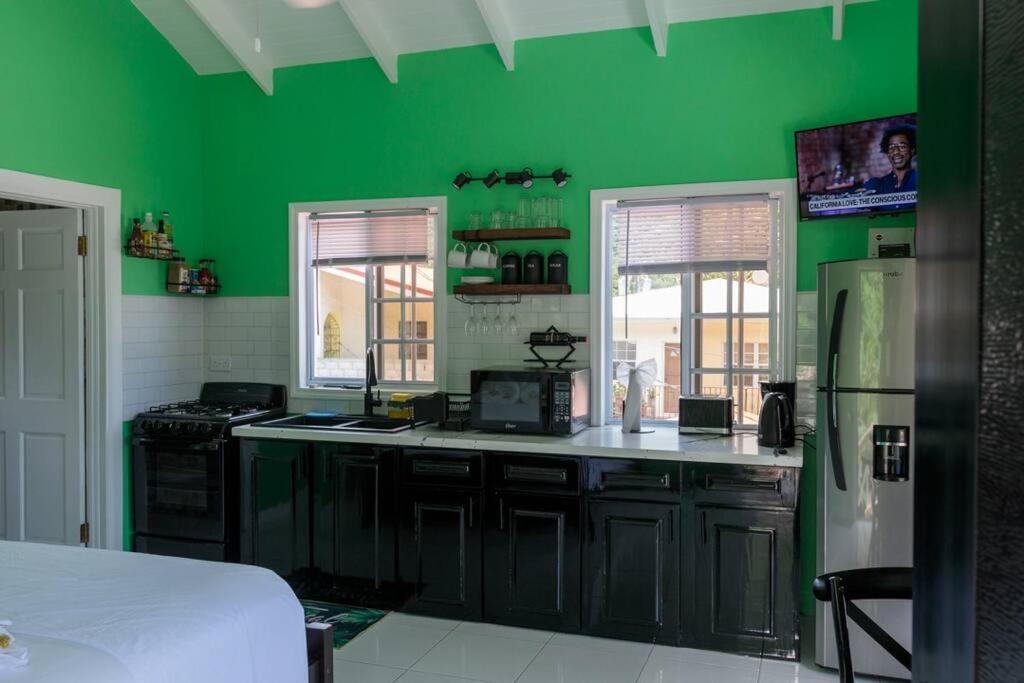 Maggie'S Inn Soufrière Exteriör bild